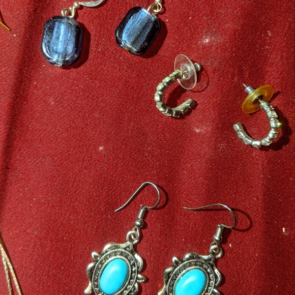 11 Pairs of Pierced Earrings. - Picture 4 of 7